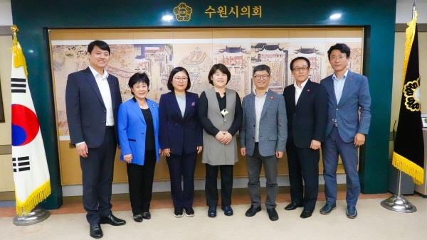 왼쪽 두번째부터 조규화 의원, 홍경임 위원장, 다섯 번째부터 김두현 부위원장, 전영태 의원, 박정권 의원