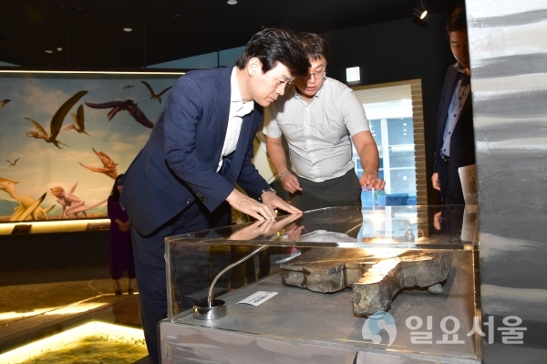 지난 9일 조규일 진주시장 전시관을 점검하고 있다.  © 진주시 제공