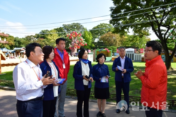 진주시 의회 기획문화위원회 소속 의원들이 10월 축제 현장을 둘러버며 관계자로부터 현장 상황을 듣고 있다. © 진주시 제공