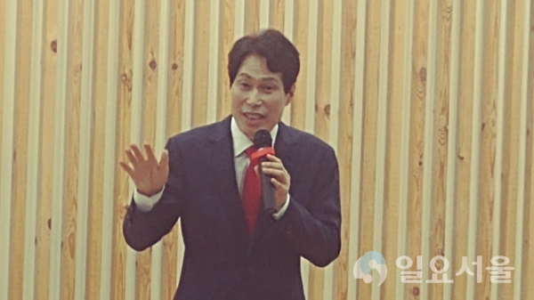 이진훈 전 수성구청장이 이진훈 TV 토크콘서트에서 정치·경제·외교·안보에 대한 다양한 견해를 밝히고 있다.