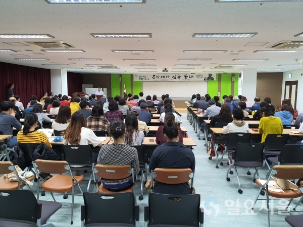 지난 26일 오후 7시 진주시 능력개발원 세미나실에서 '9월 문화가 있는날' 행사를 가졌다.   © 진주시 제공