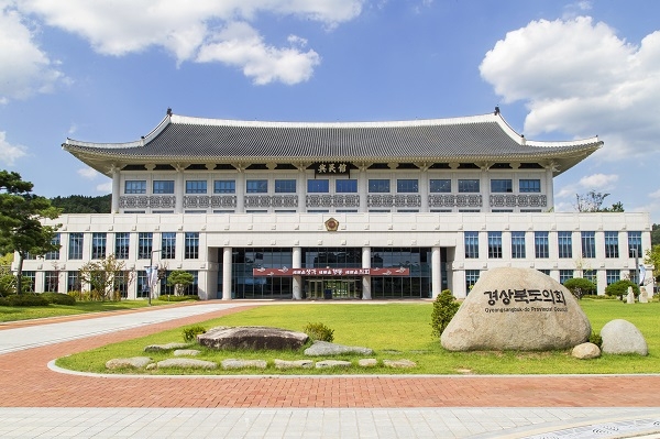 경상북도의회(의장 장경식)가 27일 ‘2019년도 日방위백서’에서 또다시‘독도는 일본 고유의 영토’라고 기술한 것에 대해 강력 규탄하고 즉각 폐기할 것을 촉구했다.