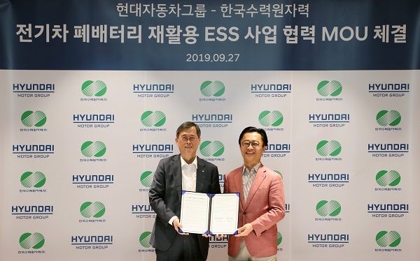 정재훈 한국수력원자력 사장(좌측)이 27일 서울 현대자동차그룹 본사에서 현대차와 ‘전기차 폐배터리 재활용 ESS(에너지저장장치)사업 공동개발 업무협약’을 체결했다.