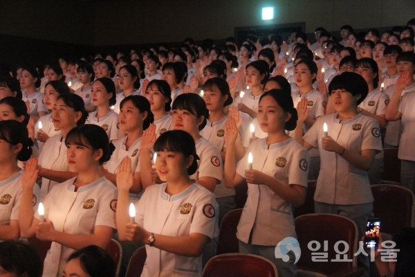 수성대 간호학과 학생들이 27일 성요셉관 강당에서 나이팅게일 선서식을 하고 있다. 사진제공=수성대