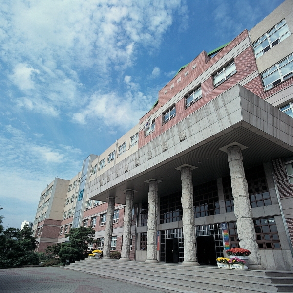 영진전문대학교 본관 전경