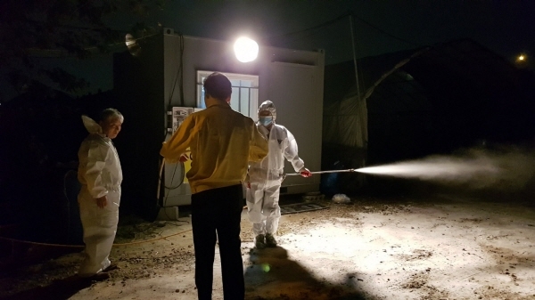 이낙연 국무총리는 전날 오후 9시를 전후로 경기도 고양의 양돈 농가 2곳과 서울·김포 경계선에 있는 이동통제 초소 등을 불시 방문해 방역체제를 점검했다. [사진=이낙연 국무총리 트위터]