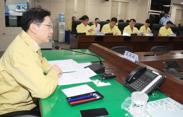 김경수 경남도지사가 아프리카돼지열병(ASF)방역상황점검영상회의를 주재하고 있다. © 경상남도 제공