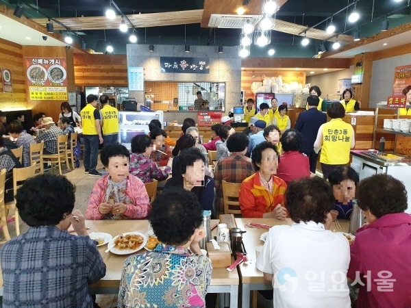 만촌3동 희망나눔위원회에서 자장면 나눔 행사를 진행하고 있다. 사진=수성구청