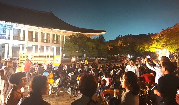 관광객들이 육부촌광장에서 특별이벤트 공연을 관람 하고 있다.