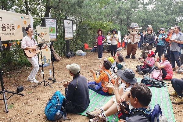 ‘남산 작은 음악회’가 남산 금오봉에 가장 많은 탐방객이 집중되는 시간인 11시 30분부터 12시 30분까지 진행됐으며, 통기타 가수 이정훈의 노래를 시작으로 대금 연주자 곽수지의 연주로 마무리 됐다.