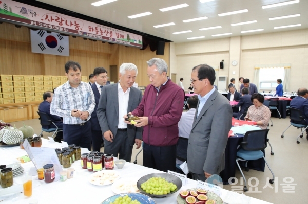 윤상기 하동군수가 사랑나눔 하동농산물 경매행사장을 둘러보고 있다.  © 하동군 제공