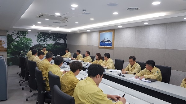주낙영 경주시장이 1일 제18호 태풍 ‘미탁’ 북상에 대비해 인명과 재산 피해 최소화를 위한 ‘상황판단 및 대책 점검회의’를 주재하고 있다.