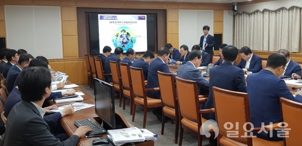 허성무 시장을 비롯한 제1ㆍ2부시장, 실국소장 등이 참석한 가운데 제33차 경제 전략회의를 열고 INBEC20 전략산업 3단계(버전업3.0) 기본계획에 대해 집중 논의했다. © 창원시 제공