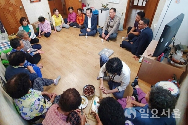 서춘수 함양군수가 2일 오후 태풍 ‘미탁’ 북상에 따라 재해취약지구를 점검하고 어르신들의 안전을 우려 마을 경노모당을 방문했다.  © 함양군 제공