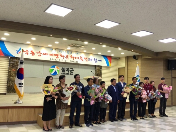 백선기 칠곡군수로부터 표창장을 수여받은 칠곡군어린이급식관리지원센터 박숙현 총괄팀장 수여(왼쪽 첫번째)
