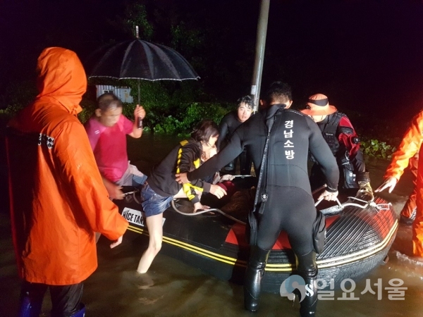 2일 오후 진주시 사봉면 무촌리에서 주민3명이 하천 범람으로 고립됐다가 진주소방서 구조대원들에 의해 안전하게 구조되고 있는 현장  © 진주소방서 제공