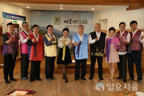 중국 산시성의 시안방송 제작진이 개천절인 지난 3일 우리나라 차 시배지 화개면 일원에서 1200년 역사의 하동 야생차와 차문화 등을 촬영했다 © 하동군 제공