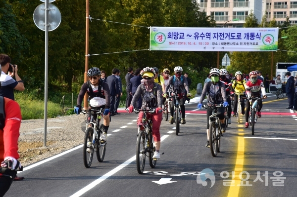 진주시 희망교~유수역 폐철도 선로 자전거도로로 개통식에 이어 자전거 동호인들의 힘찬 라이딩이 시작됐다. © 진주시 제공