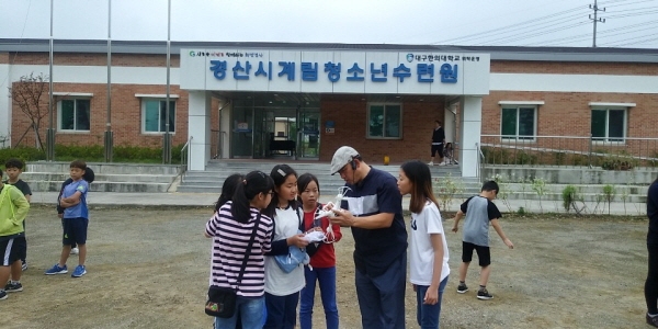 드론을 체험하고 있는 동부초등학교 학생들