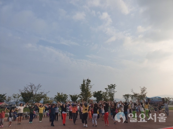 지난 5일 밀양아리랑오토캠핑장에서 열린 ‘제1회 캠핑과 함께 하는 밀양요가’ 무대에서 리듬워킹요가를 캠핑객들이 따라하고 있다. © 밀양시 제공