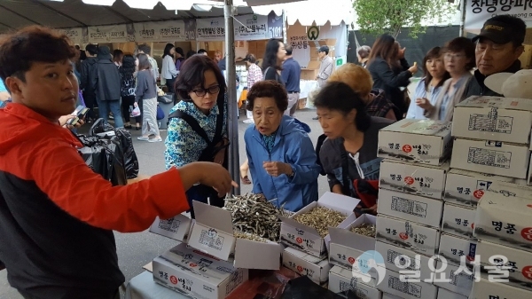 LA한인축제 현장에서 호응이 뜨거웠던 남해군 건멸치 판매장  © 남해군 제공