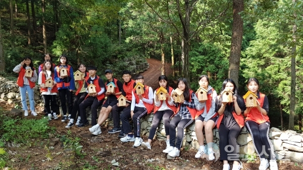 고성군청소년나누go봉사단, 새들의 바른 보금자리 만들기  © 고성군 제공