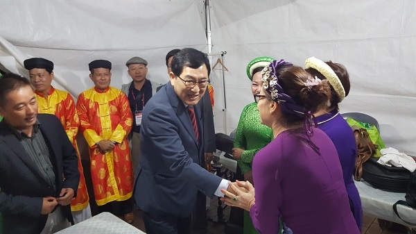 주낙영 경주시장이 신라문화제에 방문한 베트남 후에시공연단을 방문해 격려하고 있다.