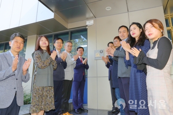 수성구청사 본관 앞에서 시설물 안전등급 현판식 개최 후 기념촬영을 하고 있다. 사진제공=수성구청