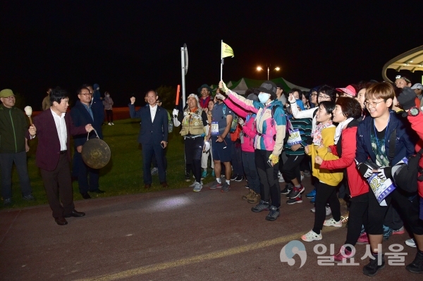 제14회 진주라 천리길 전국걷기대회가 지난 12일 저녁 8시 출발을 알리는 힘찬 타징 소리와 함께 10월 축제가 한창인 진주시 남강변에서 열렸다.   © 진주시 제공