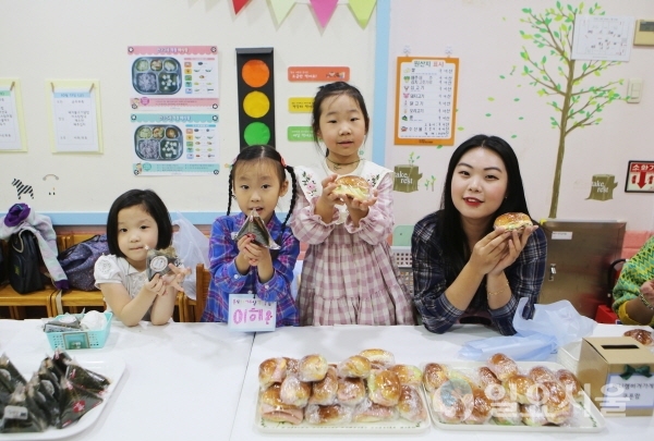 원아들이 선생님들과 함께 바자회를 돕고 있다. 사진제공=계명문화대