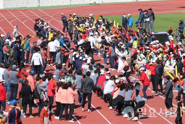 12일, 밀양종합운동장에서 열린 시민체육대회에서 줄다리기 경기를 하고 있다. © 밀양시 제공