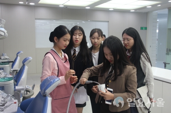 대구과학대학교에서 12일과 13일 진행된 2020학년도 수시1차 모집 면접에서 치위생과 재학생이 면접 응시생들에게 학과 실습기자재에 대해 설명하고 있다. 사진=대구과학대