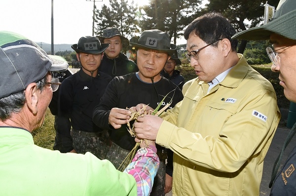 지난 14일 주낙영 경주시장(우측 두번째)이 태풍 피해현장을 방문해 벼상태를 보고 있다.