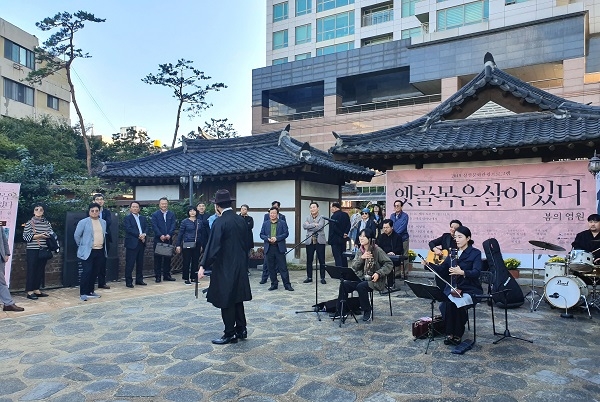 국내 주요 인바운드여행사 대표 및 한국여행업협회 관계자 등이 근대문화거리 공연을 관람하고 있다.