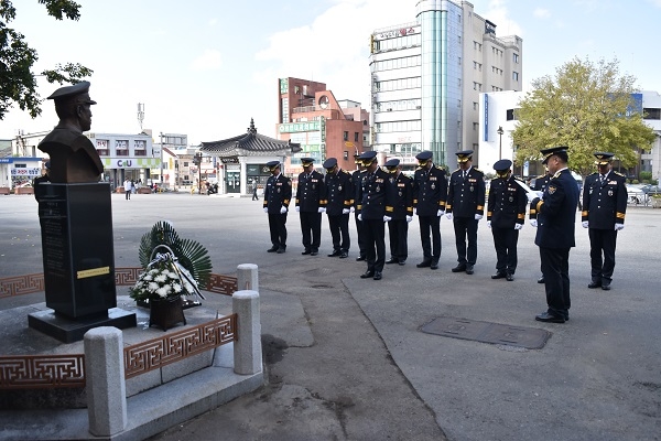 경주서가 21일 경찰의 날 기념식 전 10시경 경주역 광장에 위치한 ‘故 이기태 경감 흉상’을 참배하고 있다.
