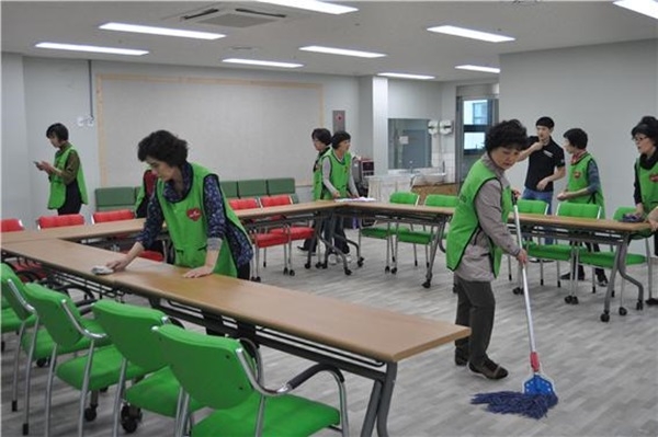 ▲23일 한국건강관리협회 광주전남지부는 화정동에 위치한 노인복지센터를 찾아 환경정화 활동 및 말벗 봉사를 실시했다.(사진제공=한국건강관리협회 광주전남지부)