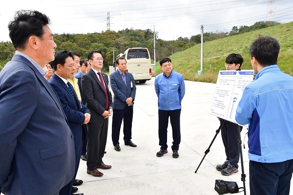 경주시의회 의원들이 23일 월성원전을 방문해 맥스터 건설자재반입관련 설명을 듣고 있다.