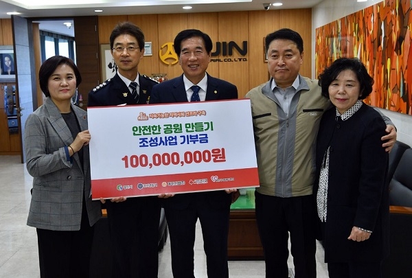 경산시가 행정안전부가 주관한 ‘안녕 캠페인 우수사례 경진대회’에서 “대상”의 영예와 특별교부세 5천만 원을 받게 됐다.(사진=아진산업 기부금 기탁)