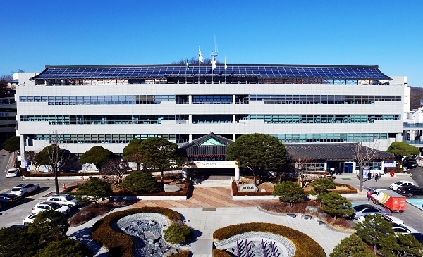 안동시가 ‘1사 1담당 기업도우미’는 일본 수출규제로 인한 경기침체로 경영에 어려움을 겪고 있는 지역 중소기업을 대상으로 현장에서 직접 애로사항을 청취하고 기업 활동에 장애가 되는 규제를 개선하기 위해 시행한다.