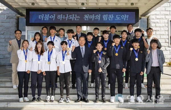 제100회 전국체육대회에서 금메달 8개, 은메달 1개, 동메달 4개 등 총 13개의 메달을 획득한 영남대학교 운동부 선수들. 사진제공=영남대
