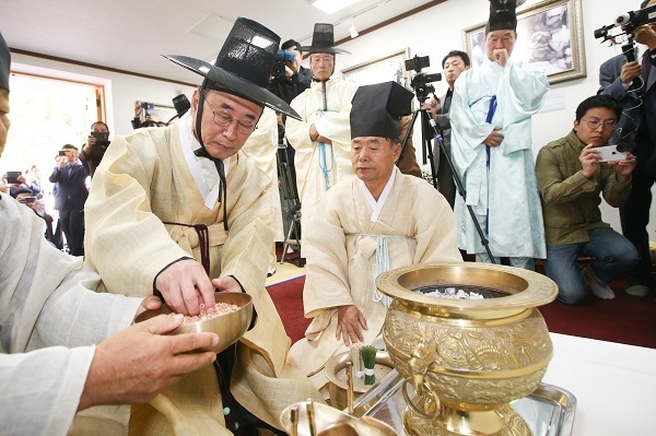장세용 구미시장이 26일 생가(추모관)에서 박정희 대통령의 정신과 발자취를 기리는 ‘박정희 대통령 서거 40주기 추도식’을 거행했다.