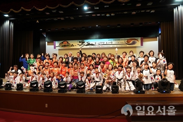 경주시 (사)한국스포츠건강협회 & 이영미무용학원(원장이영미)가 지난 26일 20번째 '독도의날'을 기념하고 위안부할머니를 돕기위해 서라벌문화회관에서 독도를 사랑한소녀들 두번째 이야기를 개최했다.