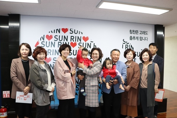 경북도의회 초록회(회장 김영순)가 지난 10월 25일 포항지역에 소재한 아동양육시설인 선린애육원을 방문해 사랑나눔 활동을 펼쳤다.