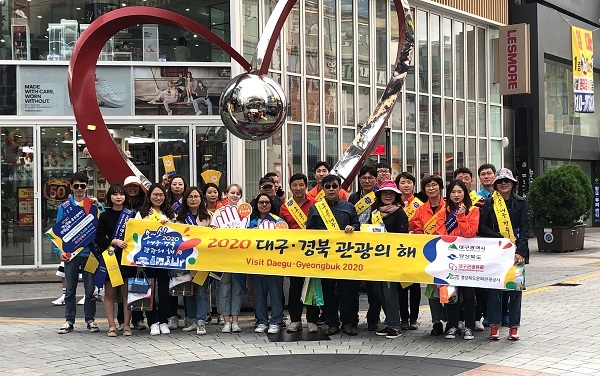 부산서면에서 경북관광 홍보를 전개하고 있다.