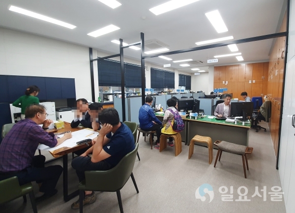혁신적으로 팀장을 전면배치해 민원 상담 서비스를 향상시킨 도시건축과. © 남해군 제공