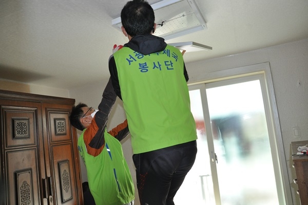 ▲지난 25일 서광주우체국 행복나눔봉사단은 광주 서구 소재 장애인 및 기초생활수급자 가정을 찾아 사랑의 집수리 봉사활동을 펼쳤다.
