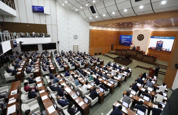 신원철 서울시의회 의장이 지난달 10일 서울시의회 본회의장에서 열린 제287회 정례회 개회식에서 개회사를 하고 있다. [뉴시스]