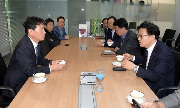 ▲30일 오전 조인철 광주광역시 문화경제부시장이 국립아시아문화전당을 방문해 이진식 국립아시아문화전당 전당장 직무대리와 이야기를 나누고 있다.(사진제공=광주광역시)