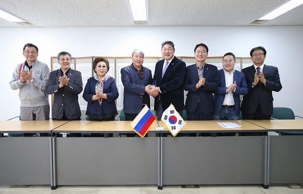 장경식 도의장(우측 네번째)이 30일 러시아 사하공화국의회 친선교류단을 영접하고 있다.