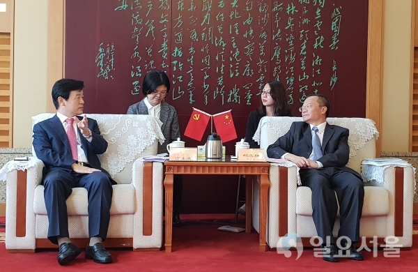 중국시장에서 우수상품으로 수출판로 개척(왼쪽 조규일 진주시장, 오른쪽 후중쉬웅 창사시장) © 진주시 제공